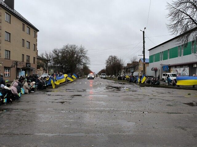 Священник УПЦ МП зачинив єдиний храм: у селі на Волині полеглого військового відспівували перед воротами церкви. Фото