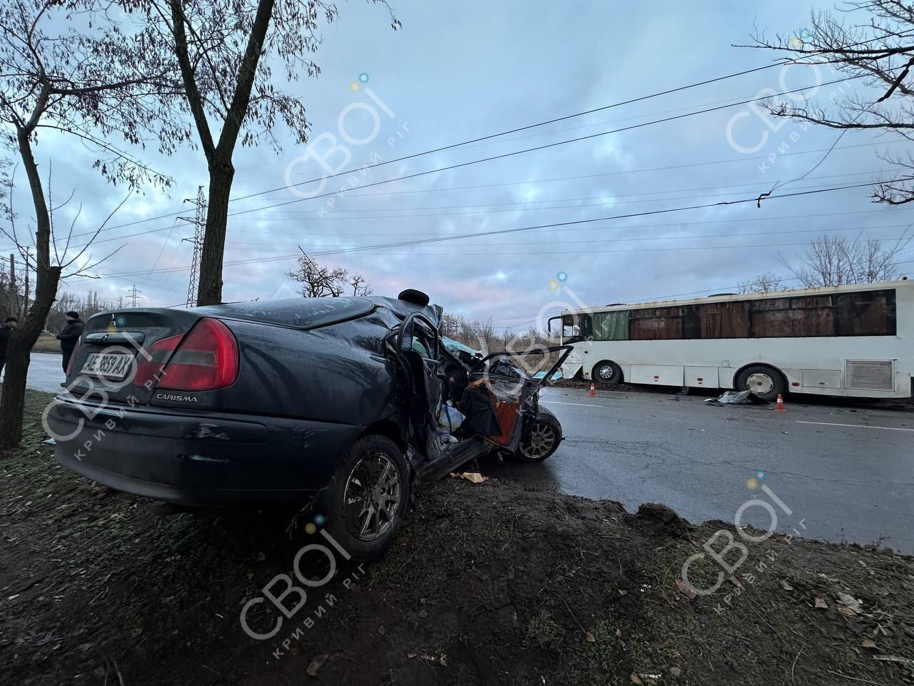 У Кривому Розі авто влетіло в автобус, а той протаранив стовп: є жертва і постраждалий. Фото  і відео