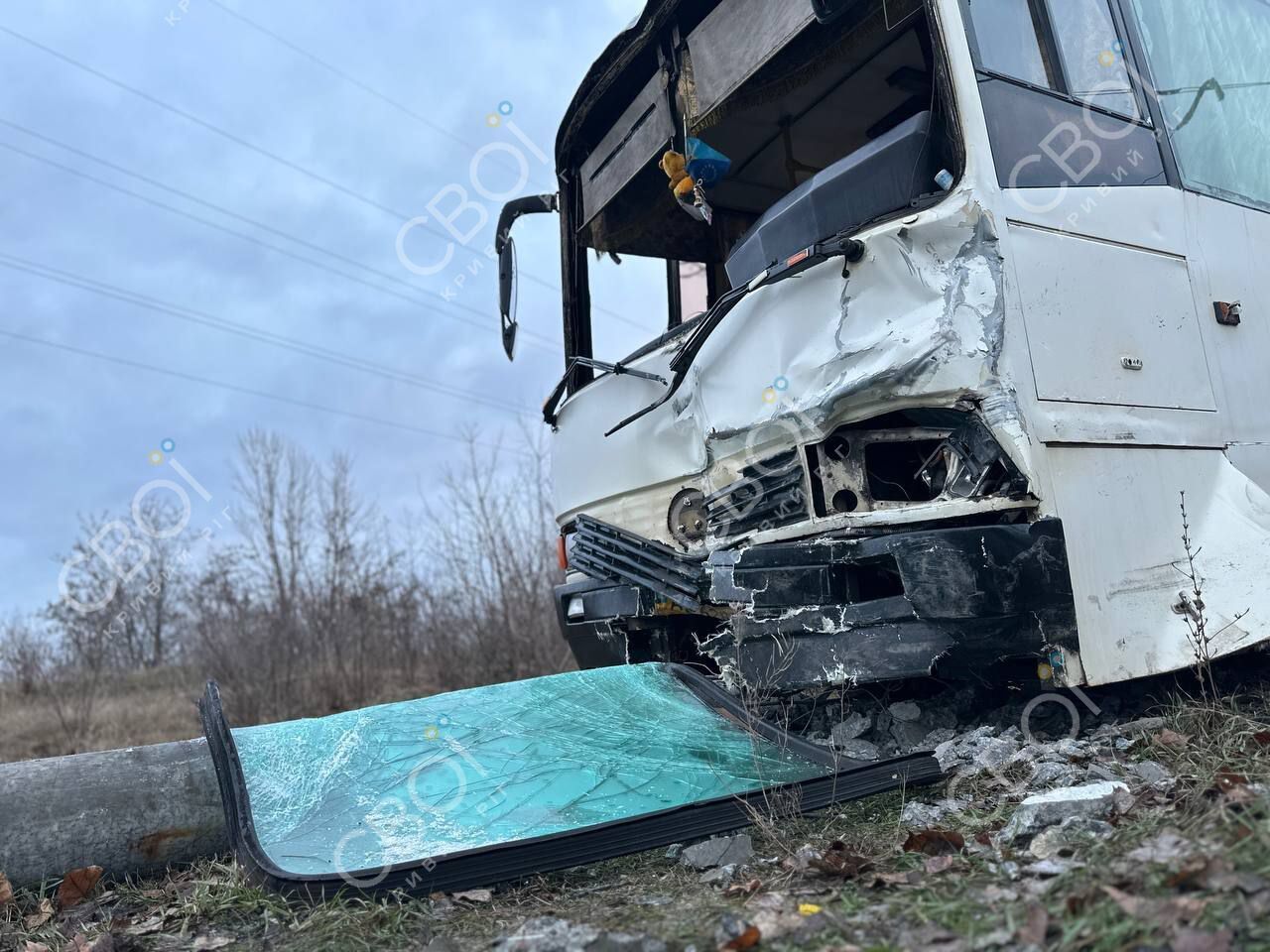 У Кривому Розі авто влетіло в автобус, а той протаранив стовп: є жертва і постраждалий. Фото  і відео