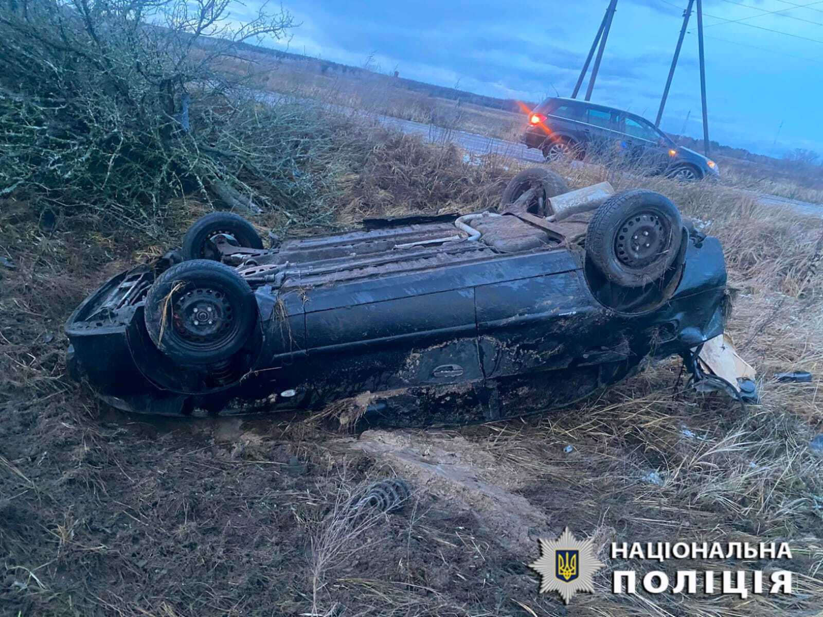 На Київщині п’яний водій скоїв смертельну ДТП: машина перекинулась, загинув пасажир. Подробиці та фото