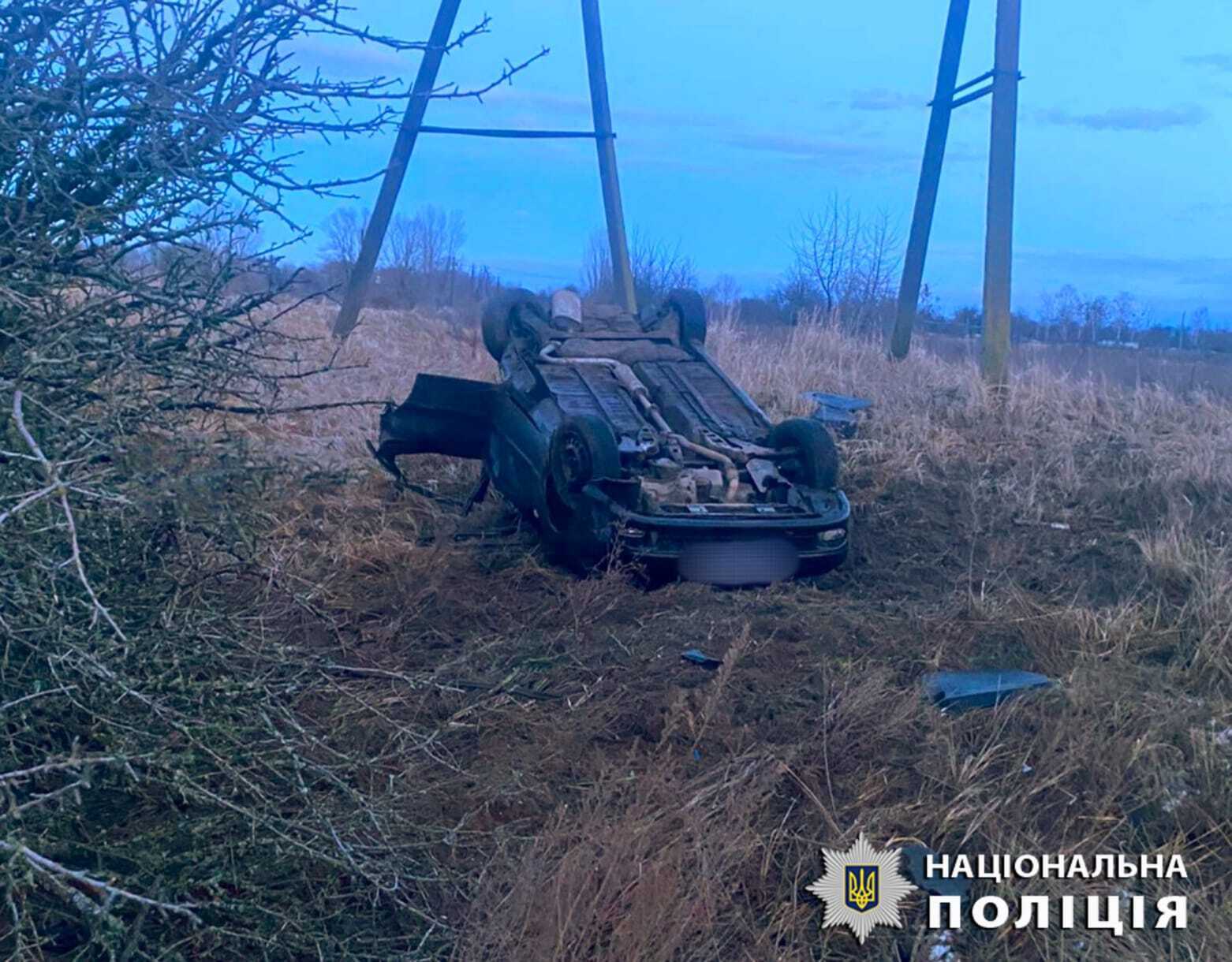 На Київщині п’яний водій скоїв смертельну ДТП: машина перекинулась, загинув пасажир. Подробиці та фото