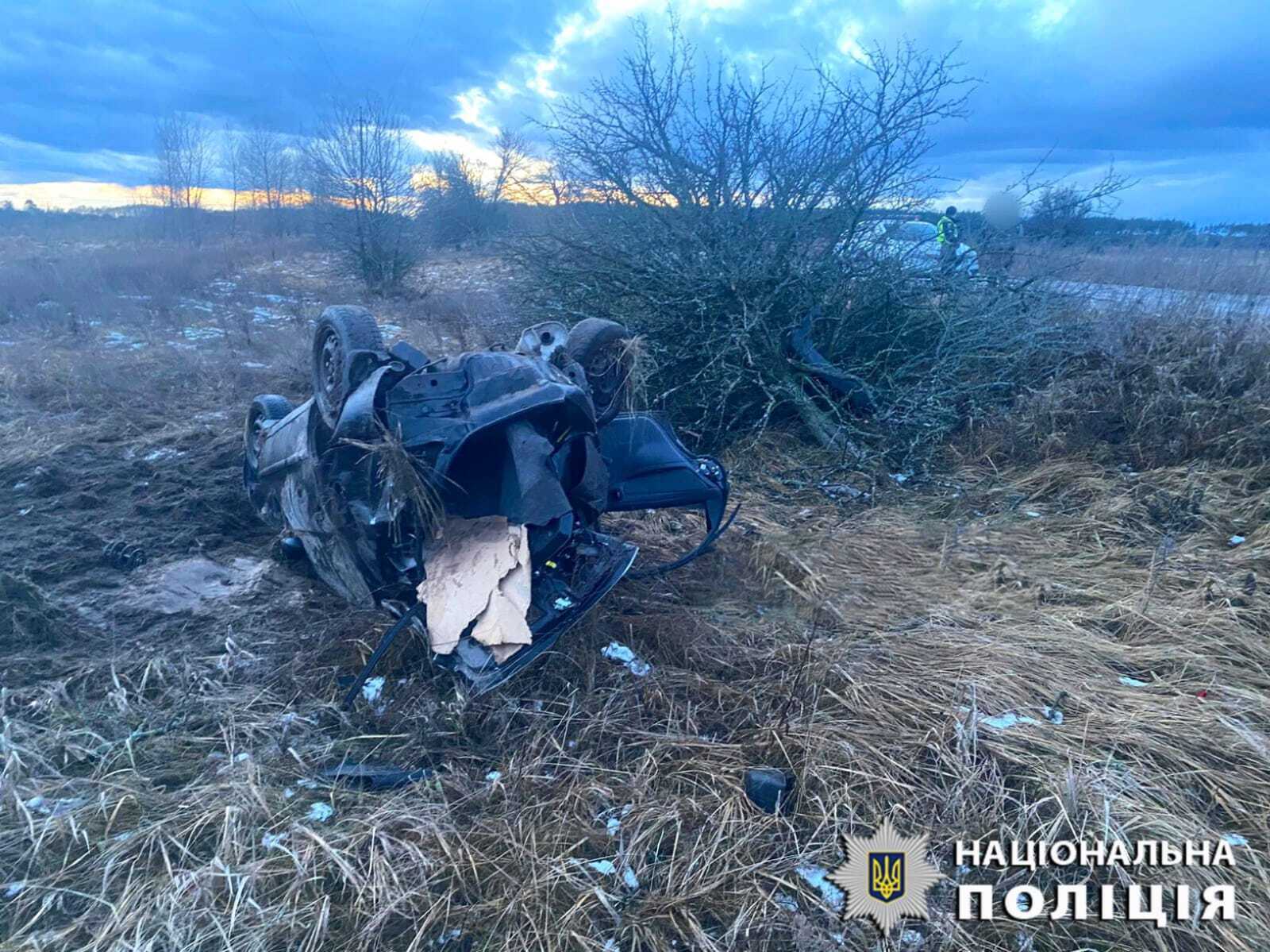 На Київщині п’яний водій скоїв смертельну ДТП: машина перекинулась, загинув пасажир. Подробиці та фото