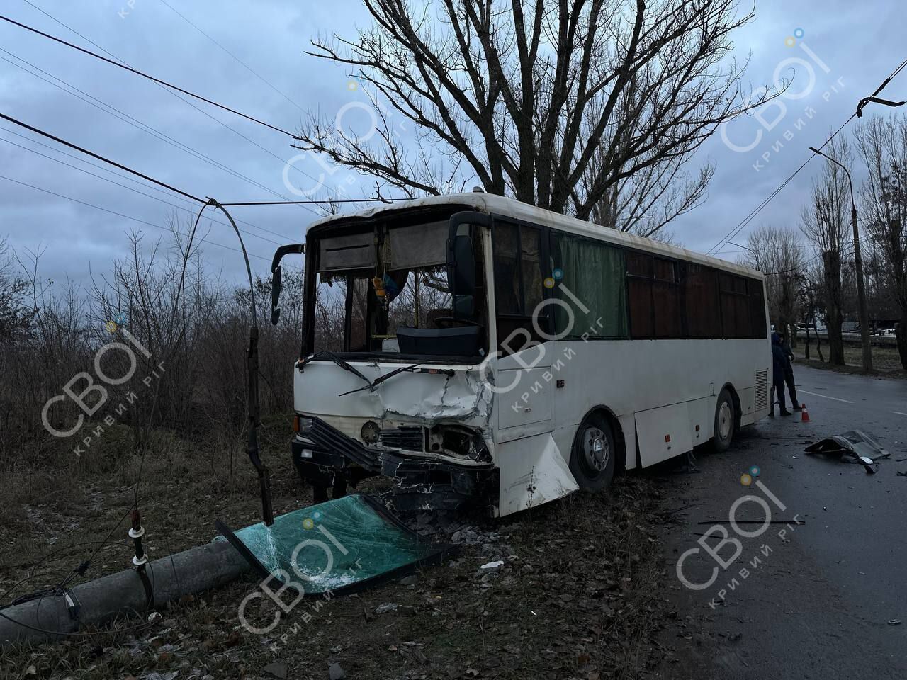 У Кривому Розі авто влетіло в автобус, а той протаранив стовп: є жертва і постраждалий. Фото  і відео