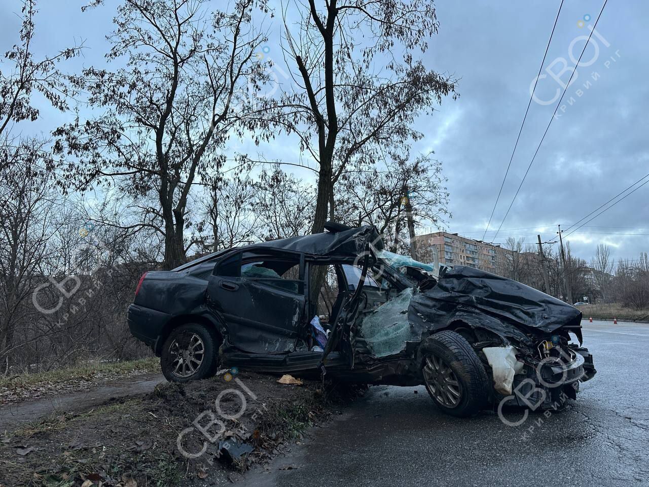 У Кривому Розі авто влетіло в автобус, а той протаранив стовп: є жертва і постраждалий. Фото  і відео