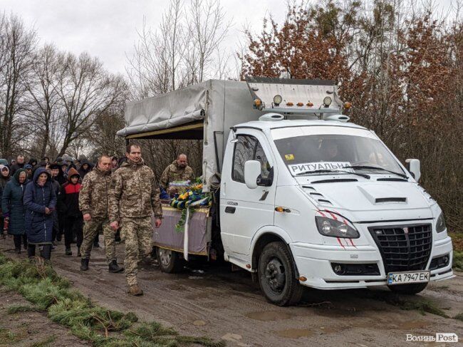 Священник УПЦ МП зачинив єдиний храм: у селі на Волині полеглого військового відспівували перед воротами церкви. Фото