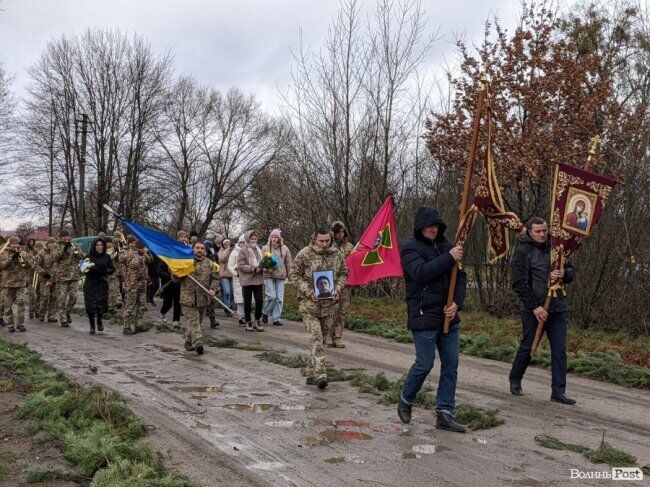 Священник УПЦ МП зачинив єдиний храм: у селі на Волині полеглого військового відспівували перед воротами церкви. Фото