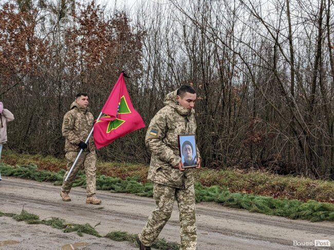 Священник УПЦ МП зачинив єдиний храм: у селі на Волині полеглого військового відспівували перед воротами церкви. Фото