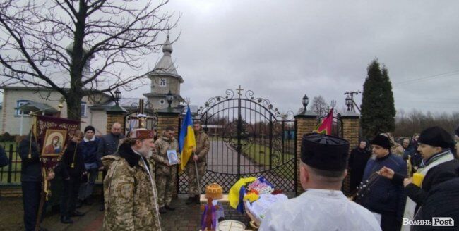 Священник УПЦ МП зачинив єдиний храм: у селі на Волині полеглого військового відспівували перед воротами церкви. Фото