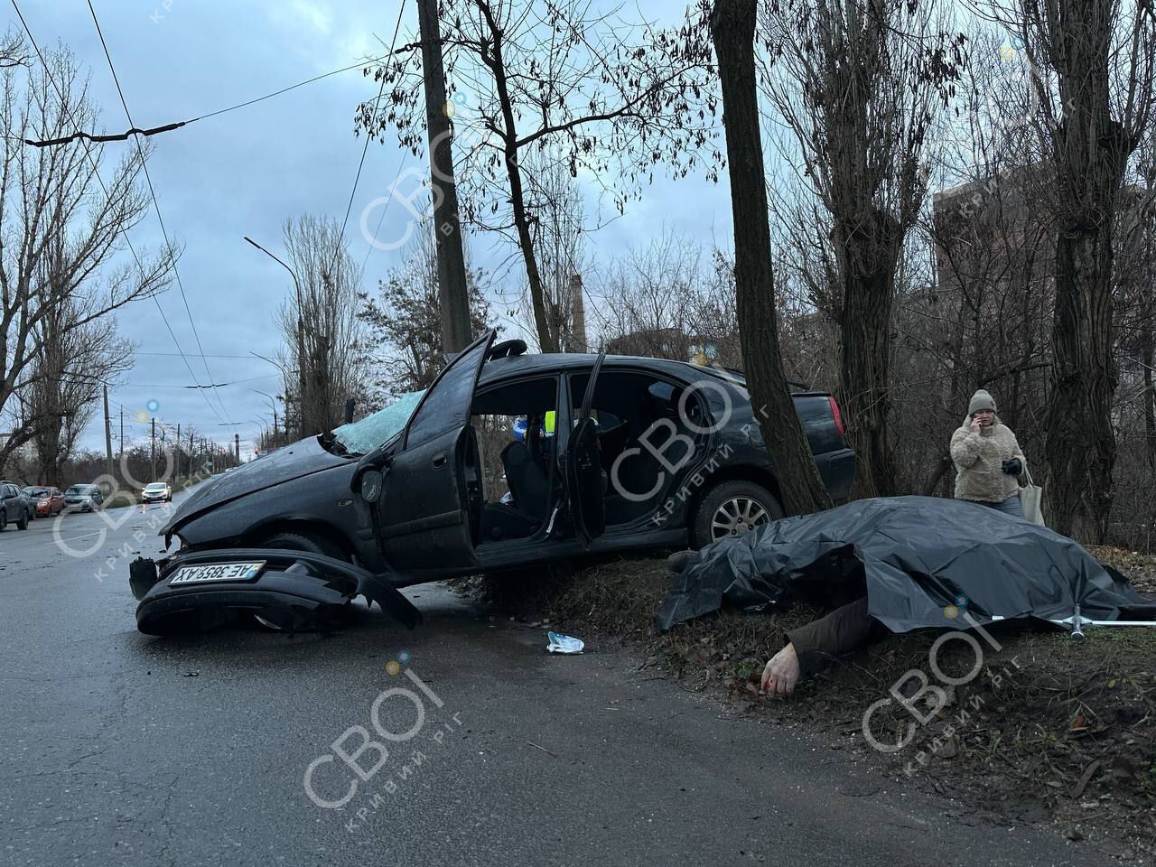 У Кривому Розі авто влетіло в автобус, а той протаранив стовп: є жертва і постраждалий. Фото  і відео