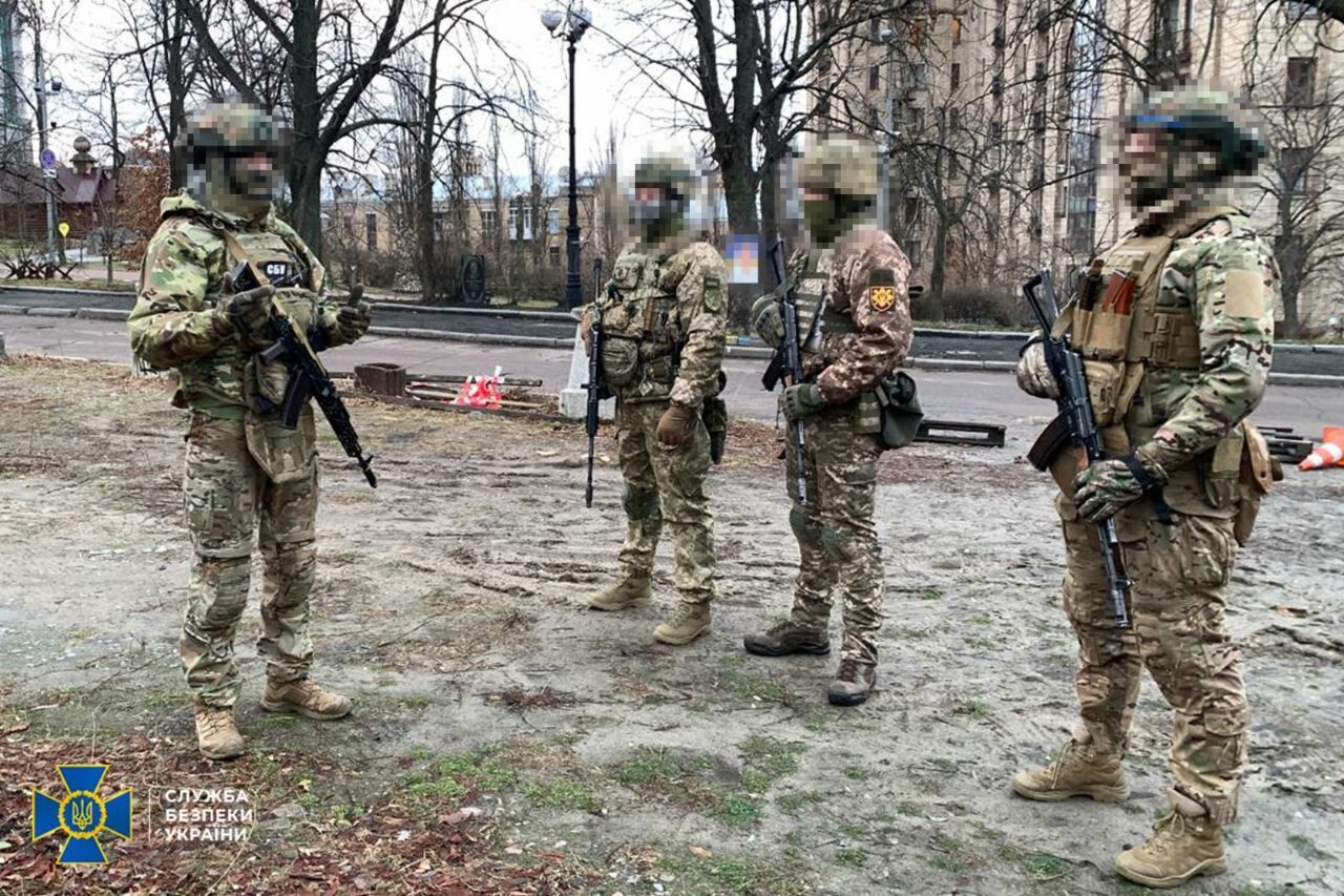 Перевіряють документи та можуть обмежити проїзд: СБУ проводить безпекові заходи в центрі Києва. Фото