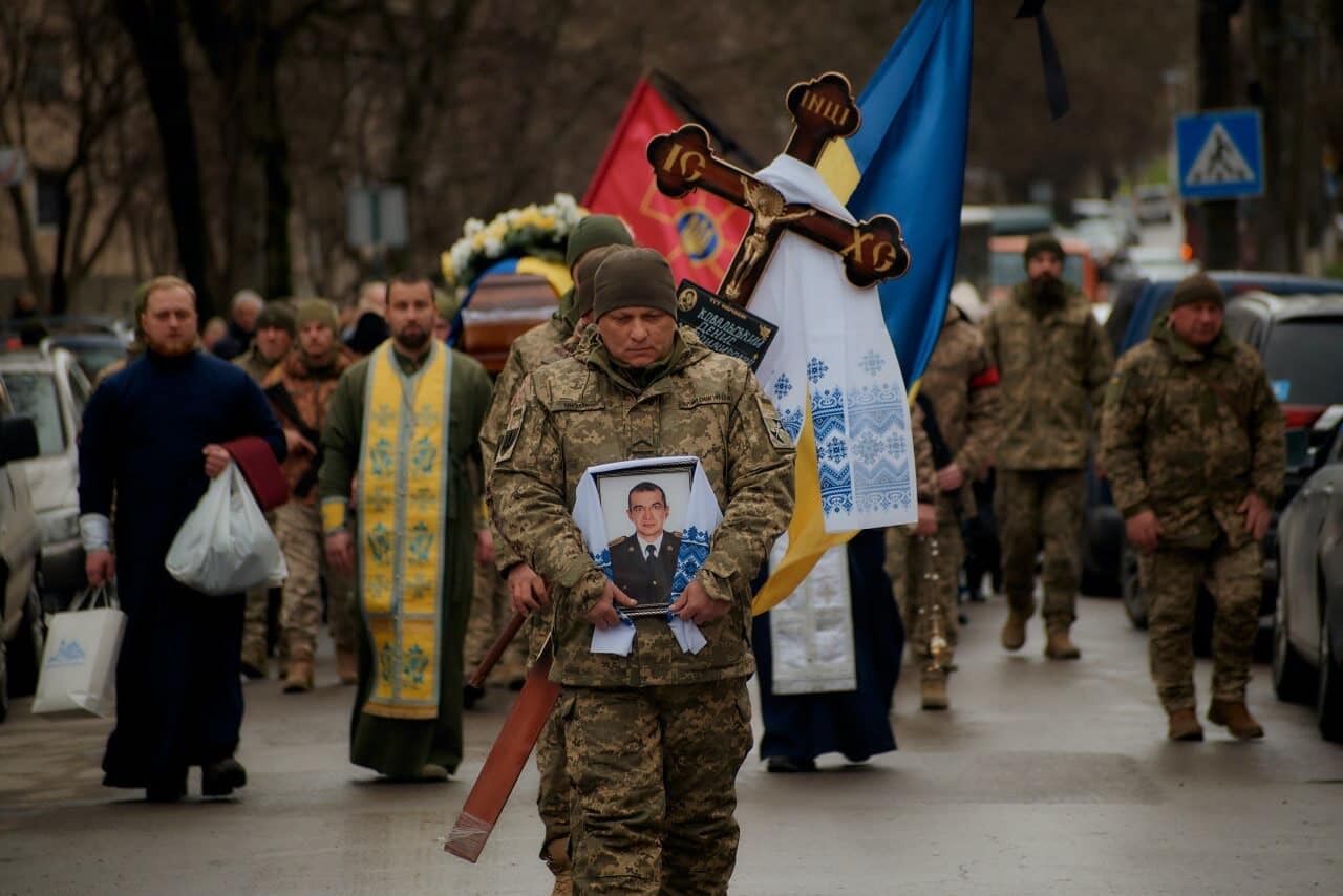 Отдал жизнь за Украину: на Хмельнитчине простились с воином, погибшим при выполнении боевого задания на Харьковщине. Фото