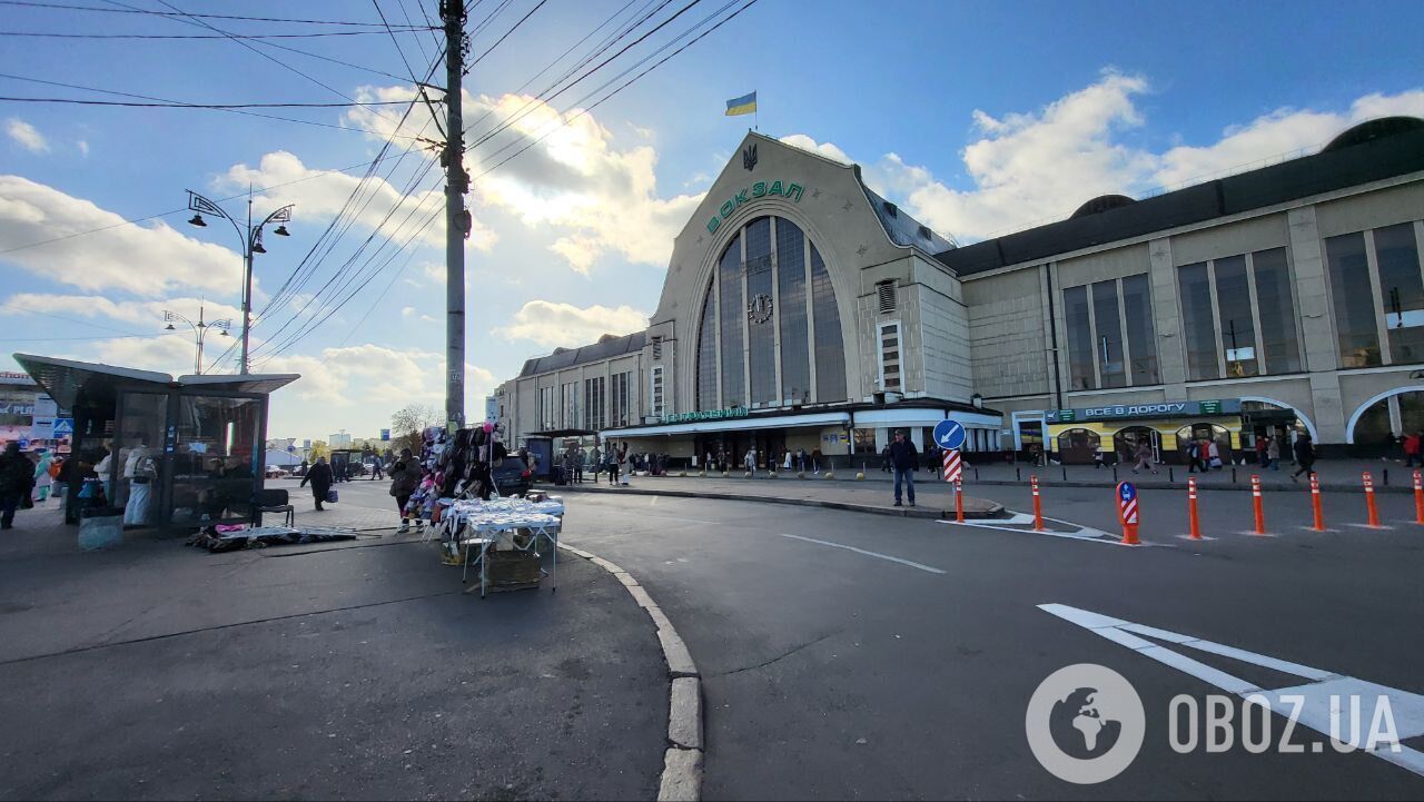 Полузаброшенный и одинокие пассажиры: как выглядел Центральный железнодорожный вокзал Киева в 1943 году. Архивное фото