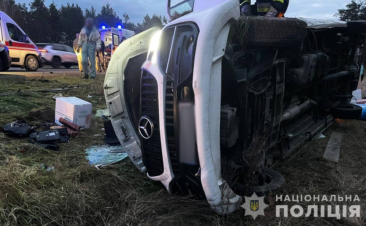 На Житомирщині зіткнулися вантажівка й автобус, серед постраждалих – дитина. Фото