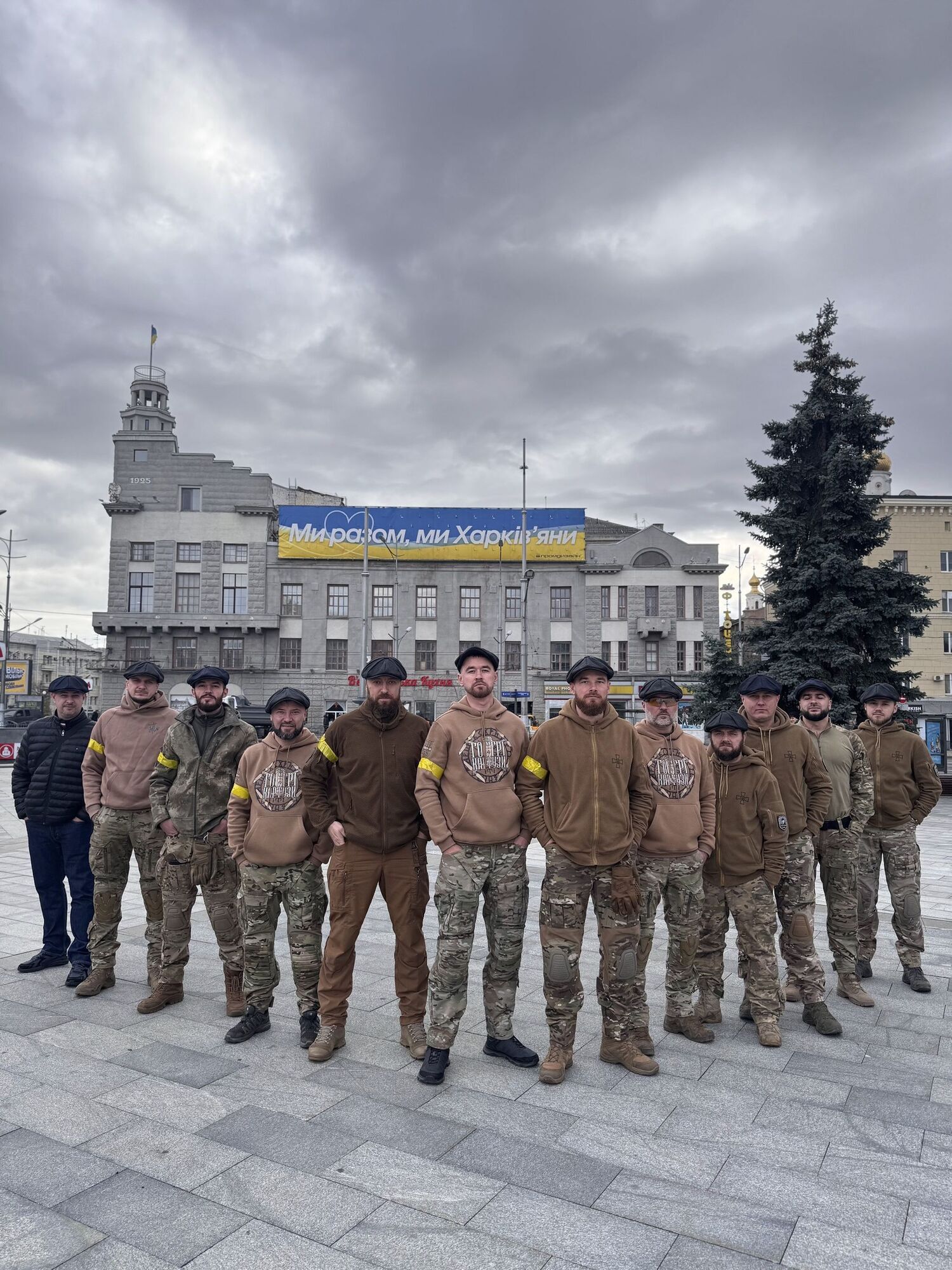 Продюсер "Гострих картузів" надіслав українським військовим несподіваний подарунок з Англії