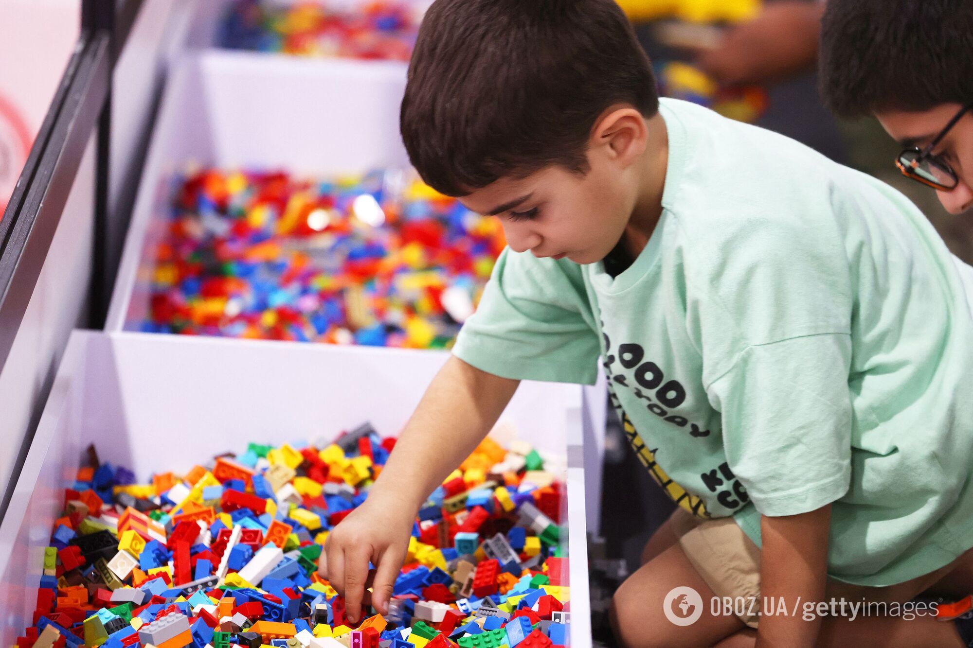 Почему дети запихивают Lego и другие мелкие игрушки себе в нос: этому есть научное объяснение