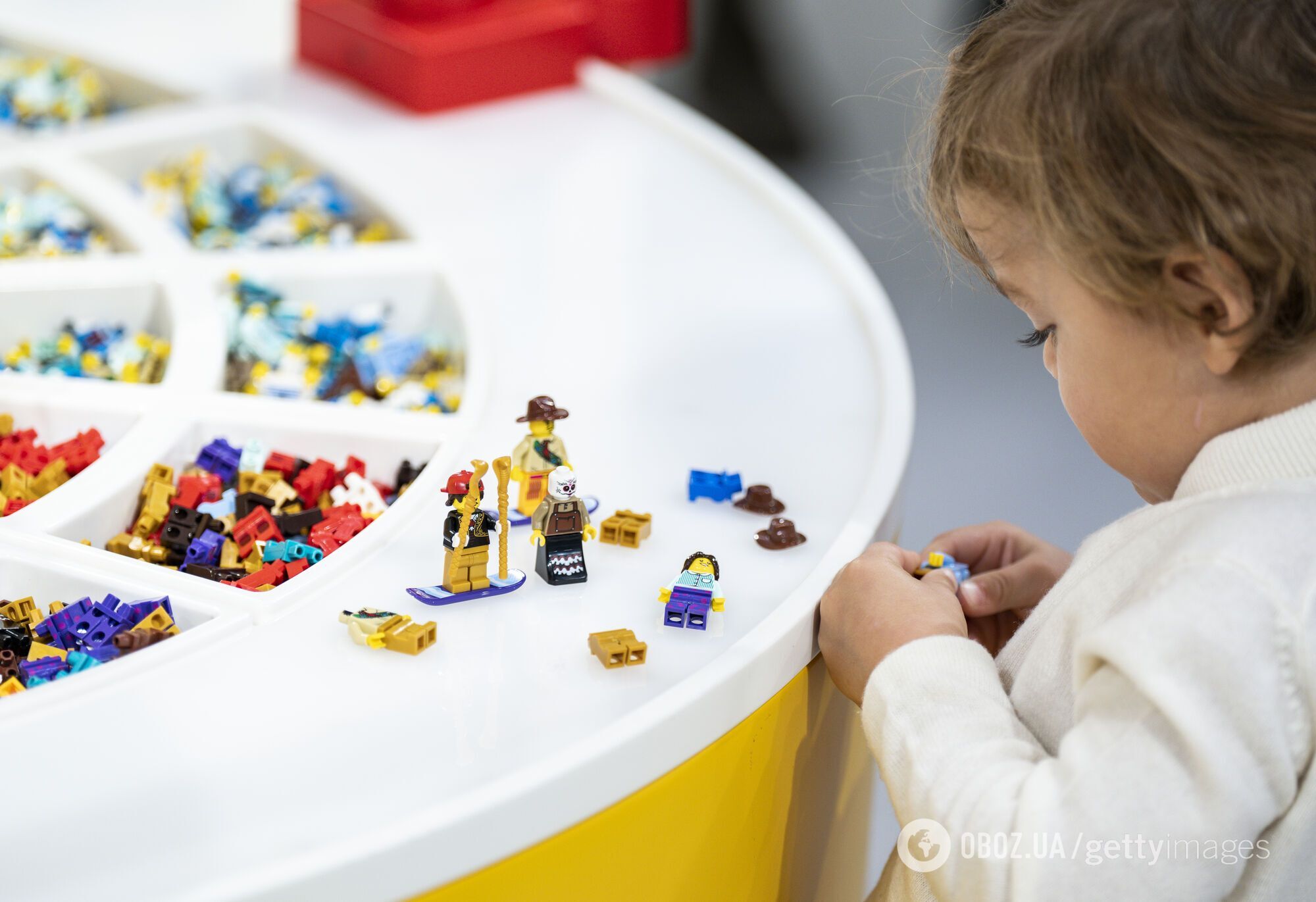 Почему дети запихивают Lego и другие мелкие игрушки себе в нос: этому есть научное объяснение