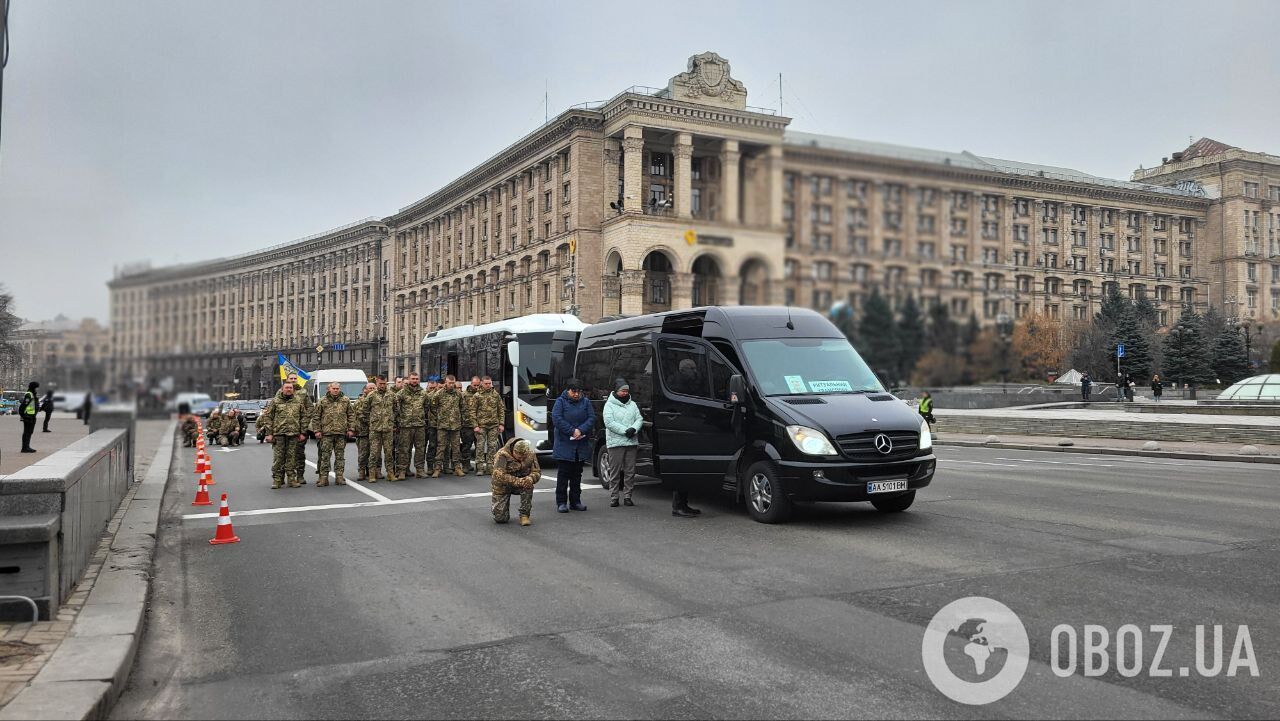 Зупинився транспорт, пішоходи схилили голови: у Києві на Майдані хвилиною мовчання вшанували пам'ять загиблого Героя. Фото та відео