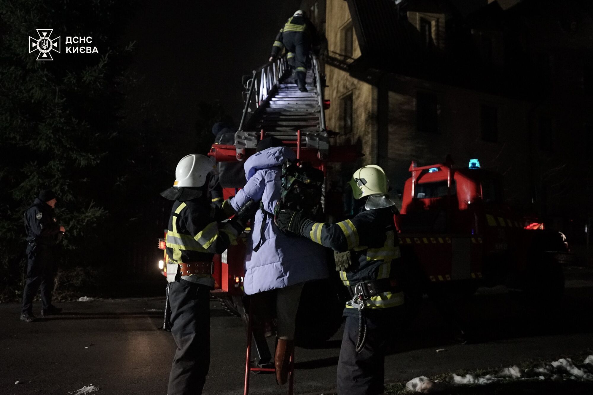 У центрі Києва спалахнула пожежа в котеджі: 11 людей врятовані, з вікна четвертого поверху визволили дитину. Фото