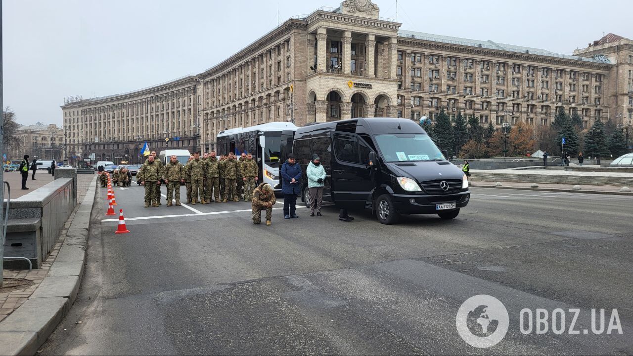 Зупинився транспорт, пішоходи схилили голови: у Києві на Майдані хвилиною мовчання вшанували пам'ять загиблого Героя. Фото та відео