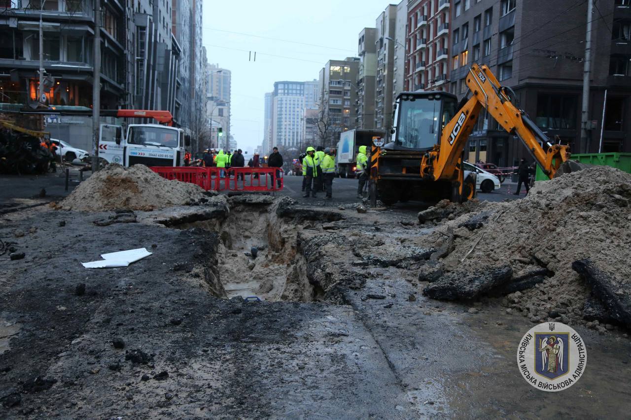 Люди до сих пор без тепла: как Киев приходит в себя после мощной утренней атаки России. Фото и видео