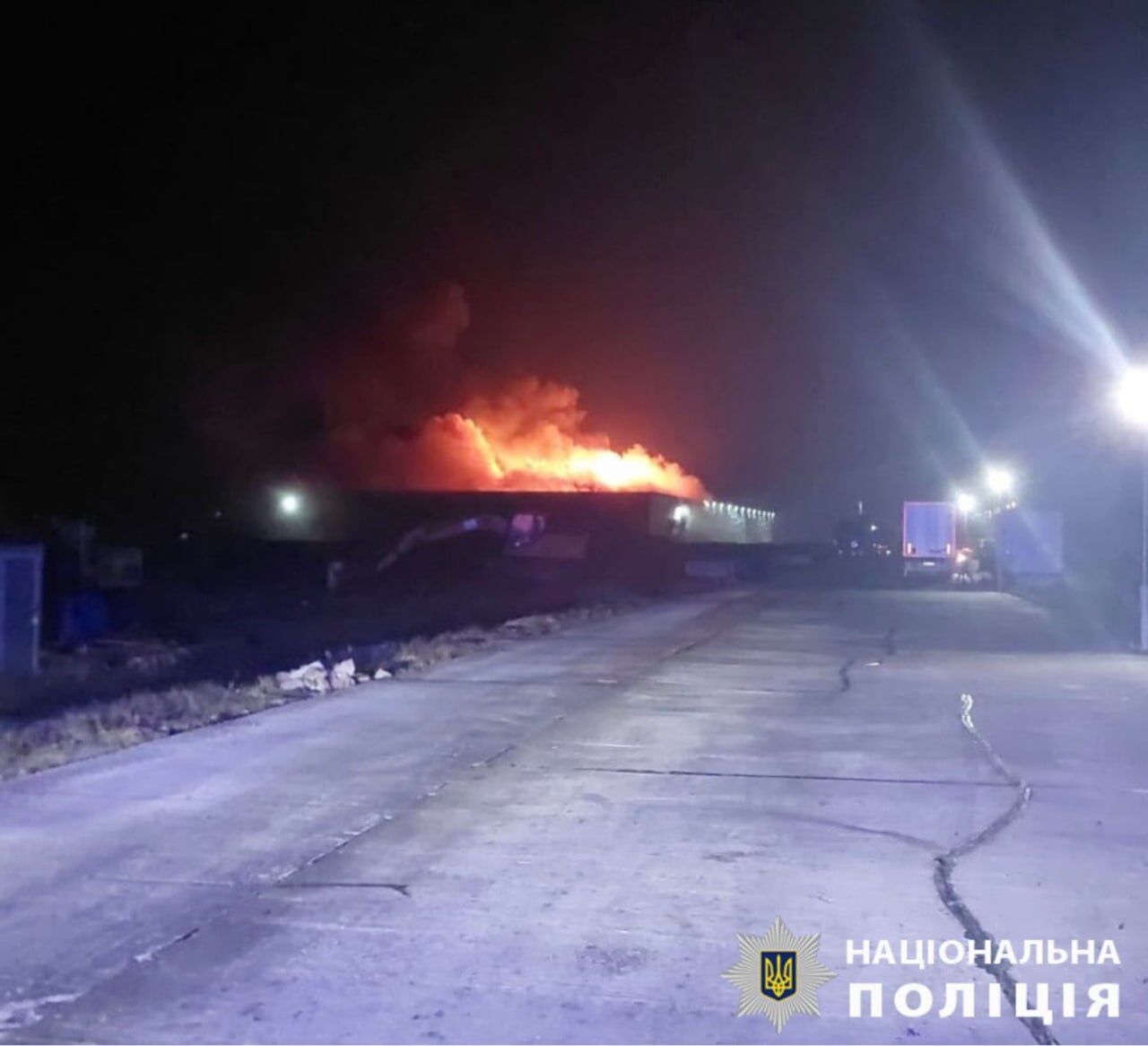 На Київщині внаслідок ворожої атаки сталась масштабна пожежа у складському приміщенні. Подробиці, фото та відео