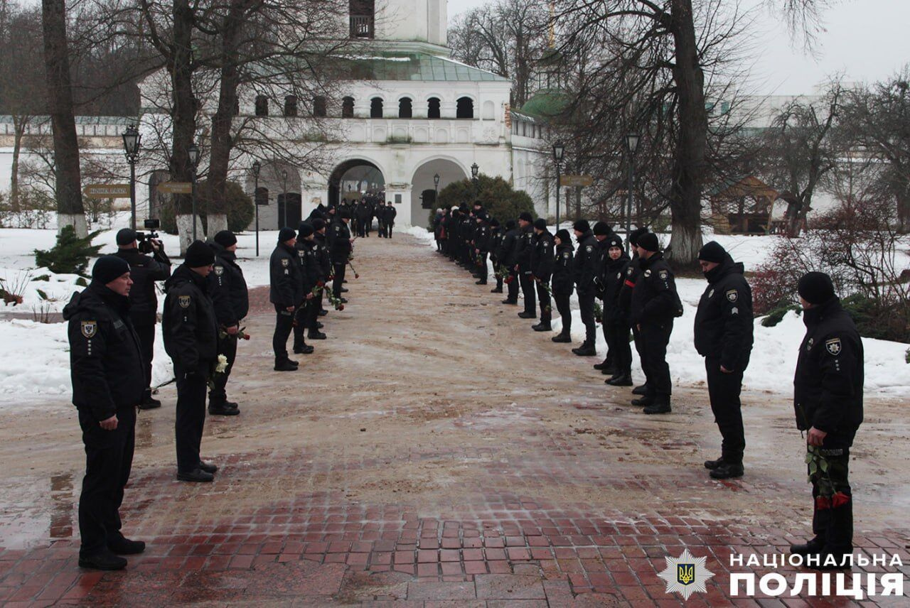 Без батька залишилося троє дітей: на Чернігівщині попрощались із поліцейським Сергієм Хавлуком, якого вбив російський дрон. Фото