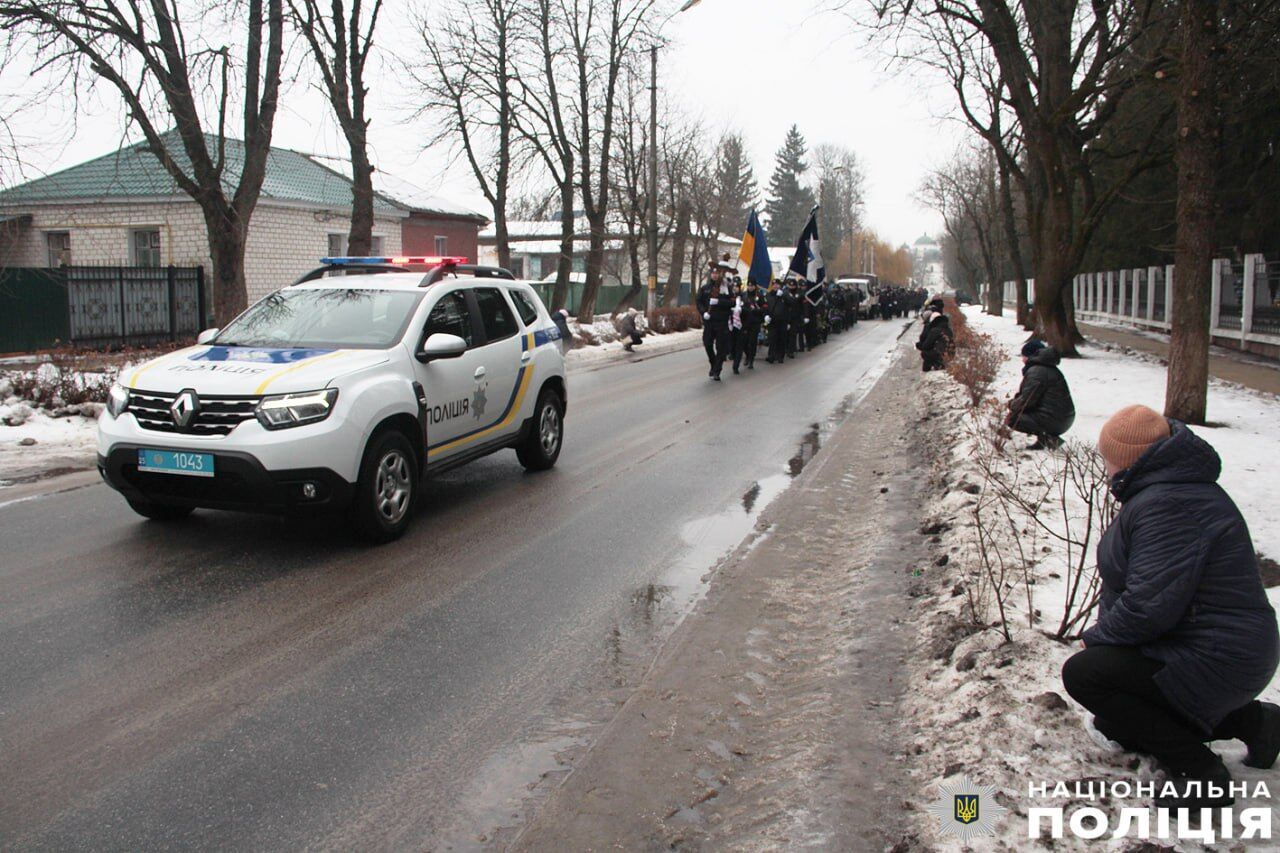 Без батька залишилося троє дітей: на Чернігівщині попрощались із поліцейським Сергієм Хавлуком, якого вбив російський дрон. Фото