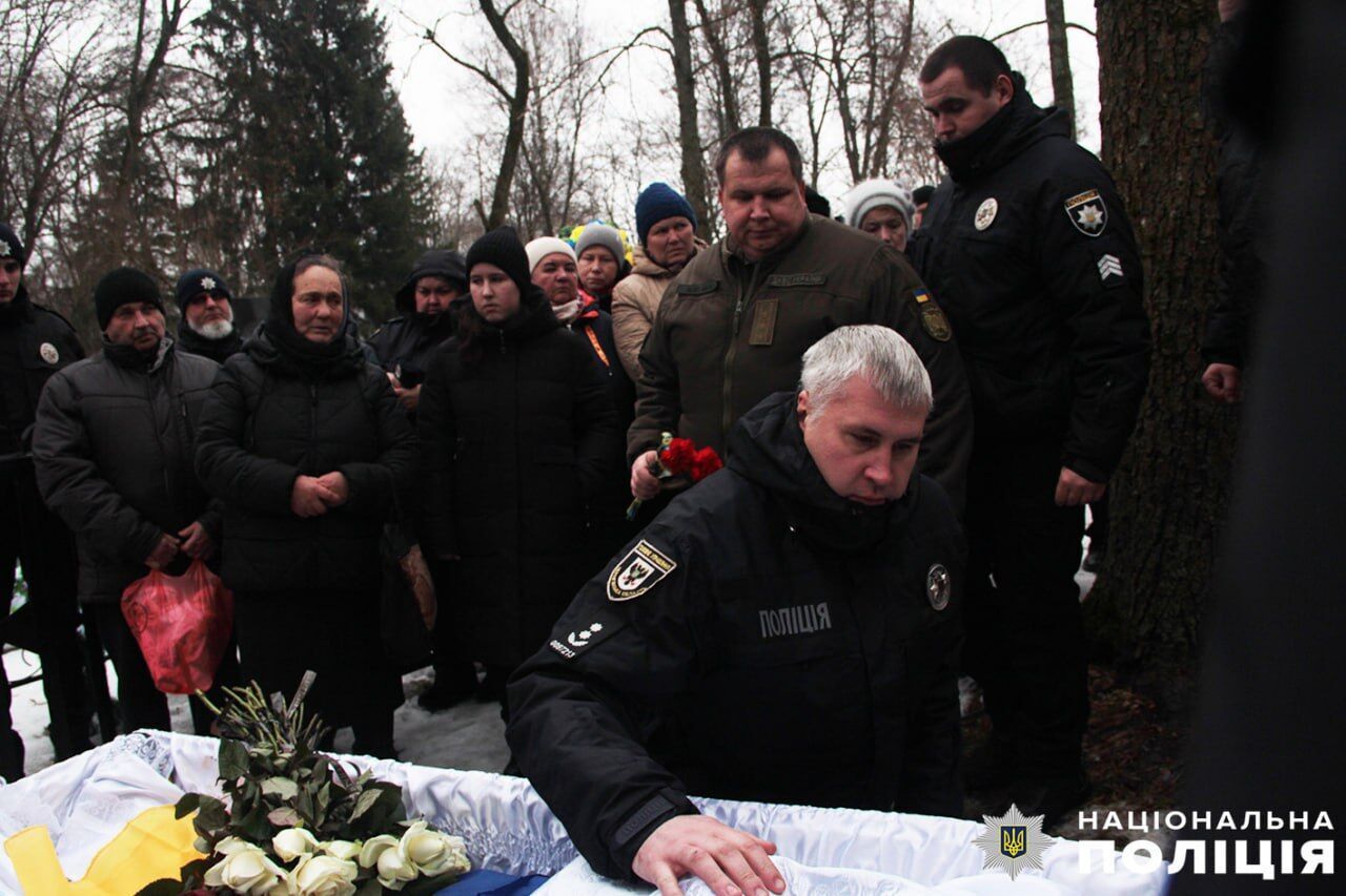 Без батька залишилося троє дітей: на Чернігівщині попрощались із поліцейським Сергієм Хавлуком, якого вбив російський дрон. Фото