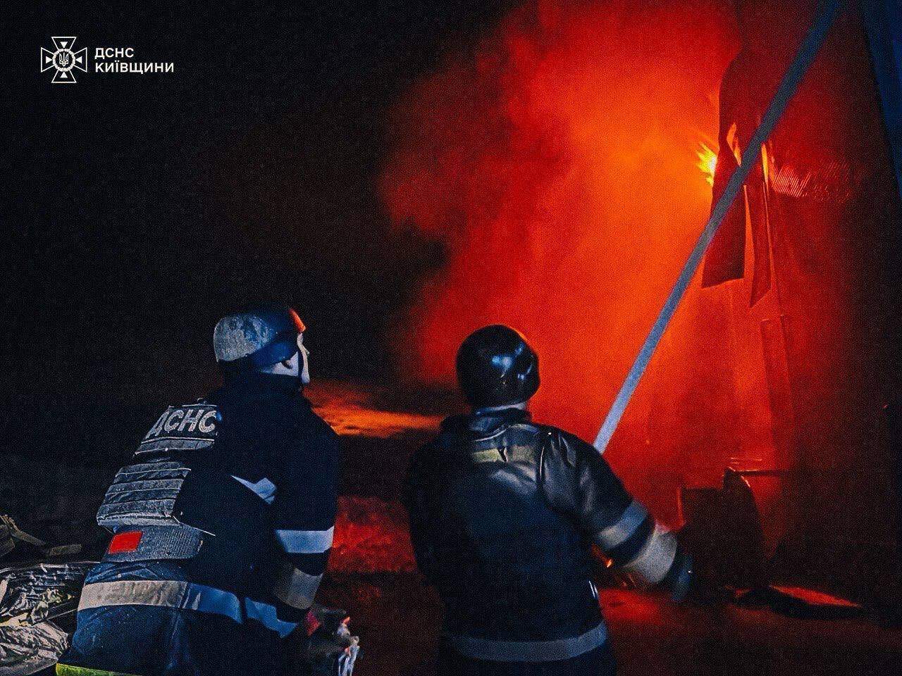 На Київщині внаслідок ворожої атаки сталась масштабна пожежа у складському приміщенні. Подробиці, фото та відео