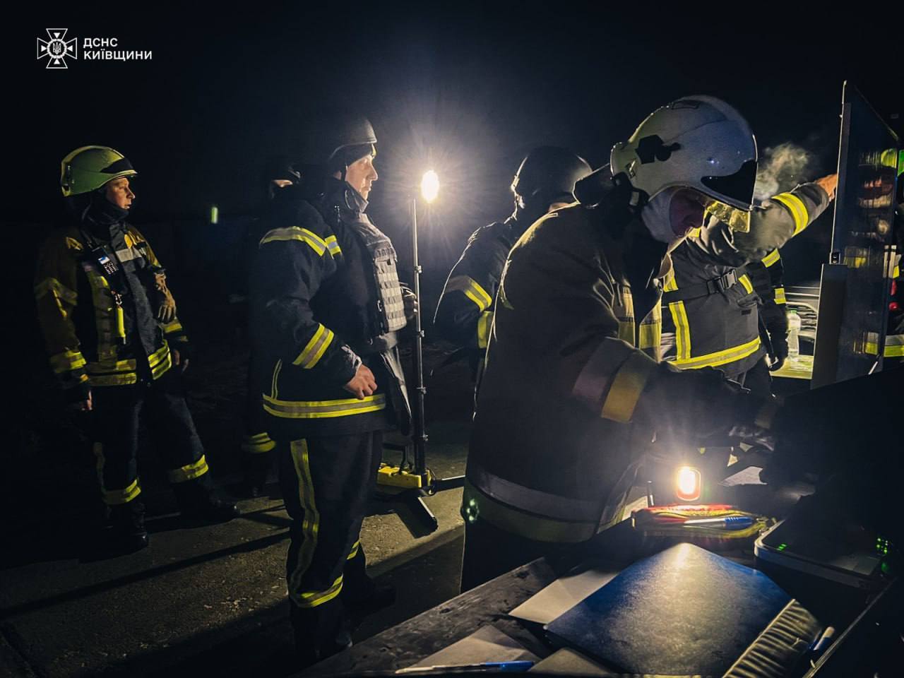 Тушили почти 15 часов: на Киевщине в результате вражеской атаки произошел масштабный пожар в складском помещении. Фото и видео