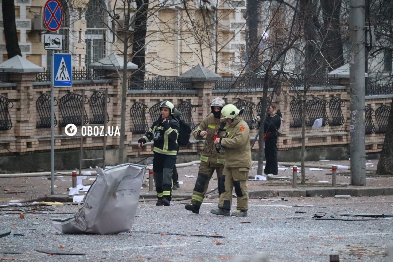 Пошкоджені будівлі та вибиті вікна: наслідки російського обстрілу Києва у Голосіївському районі. Подробиці, фото та відео