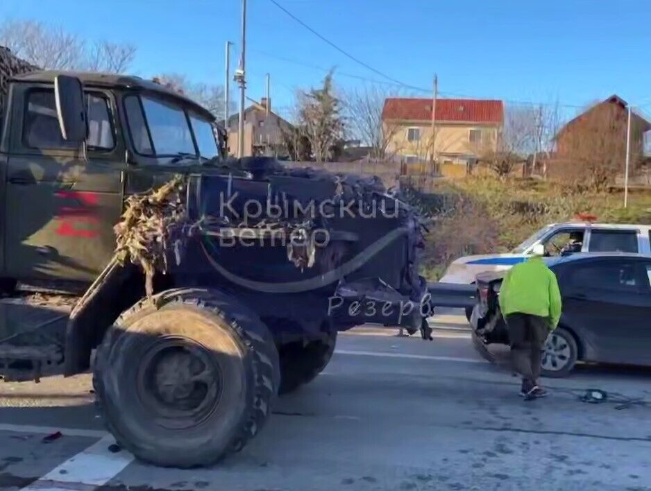 У Криму окупанти на вантажівці протаранили шість авто: момент аварії потрапив на відео 