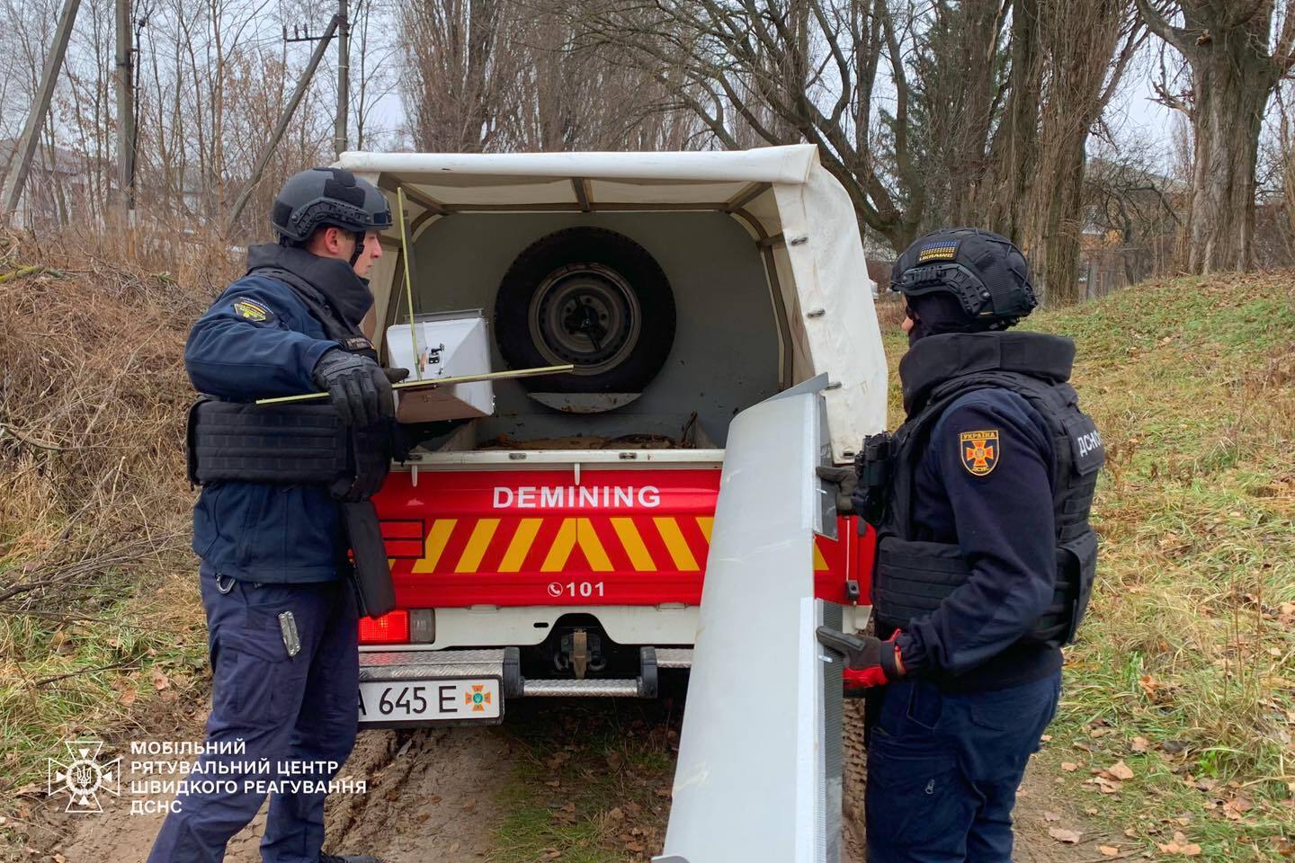 Висів на дереві: на Київщині сапери вилучили російський безпілотник-приманку. Фото