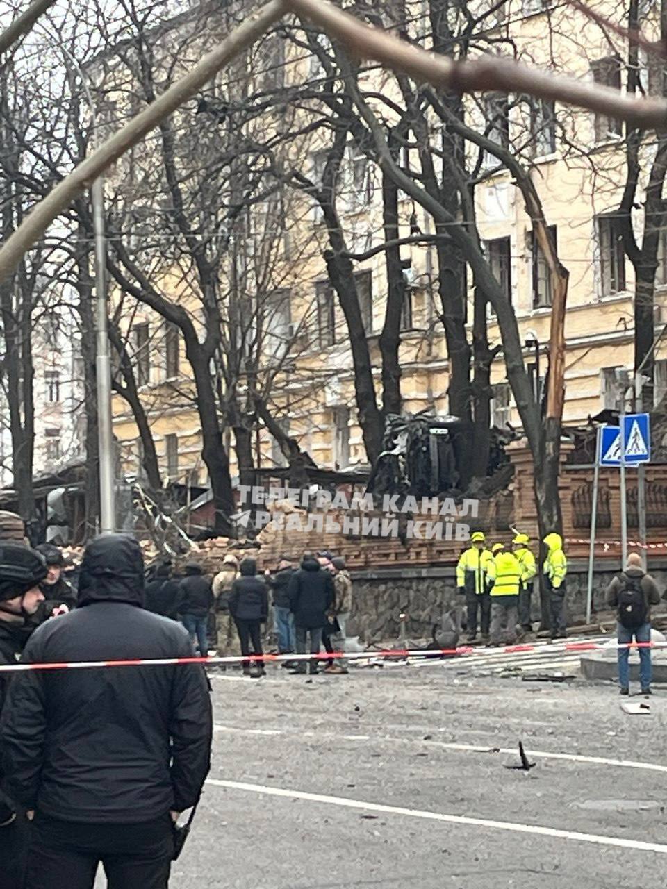 Ракетний удар по Києву закинув автомобіль футболіста збірної України на паркан. Фото та відео