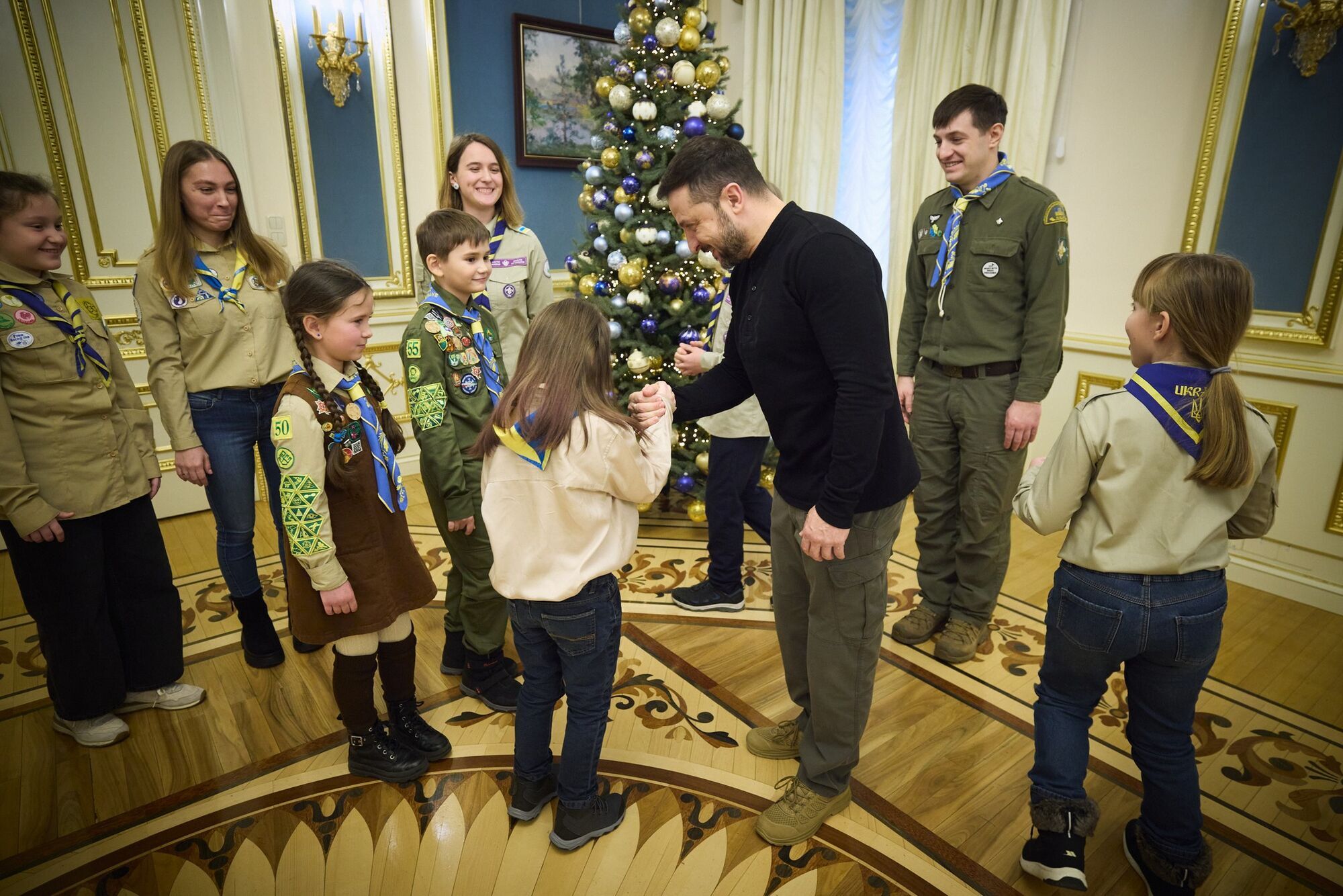 Скаути передали Зеленському Вифлеємський вогонь миру, який також відправлять захисникам. Відео