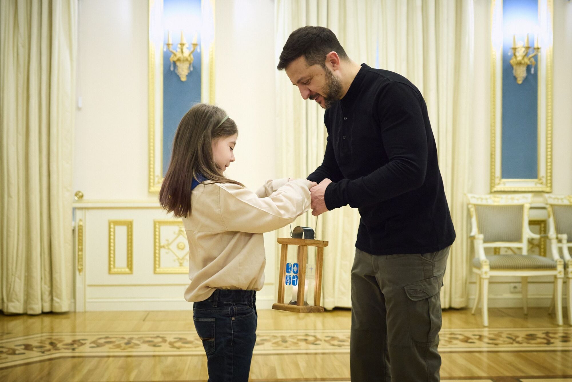 Скаути передали Зеленському Вифлеємський вогонь миру, який також відправлять захисникам. Відео