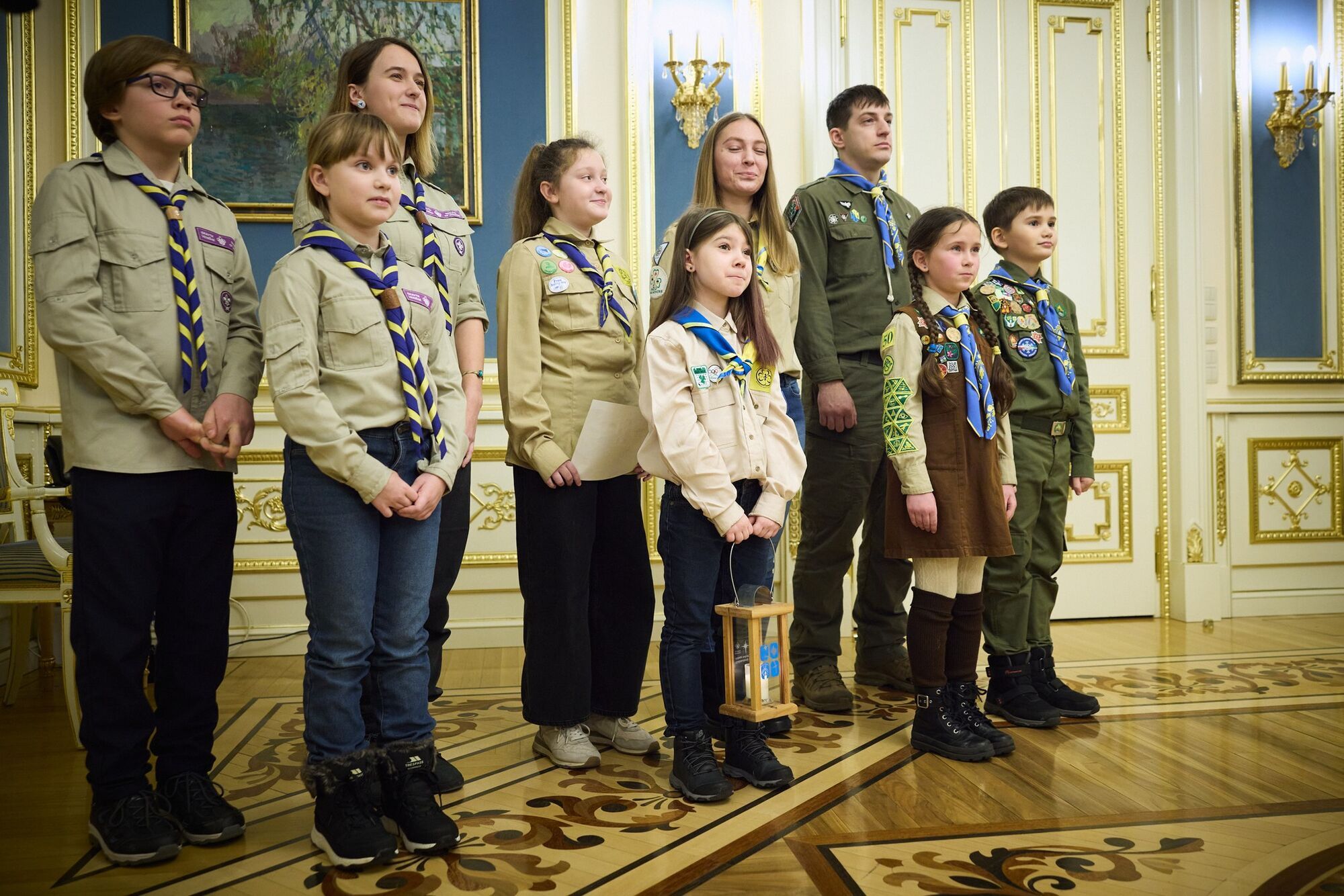 Скаути передали Зеленському Вифлеємський вогонь миру, який також відправлять захисникам. Відео