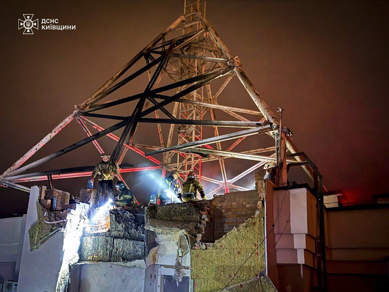 У Броварах уламки "Шахеда" впали на багатоповерхівку, здійнялася пожежа: з'явилися подробиці. Фото  