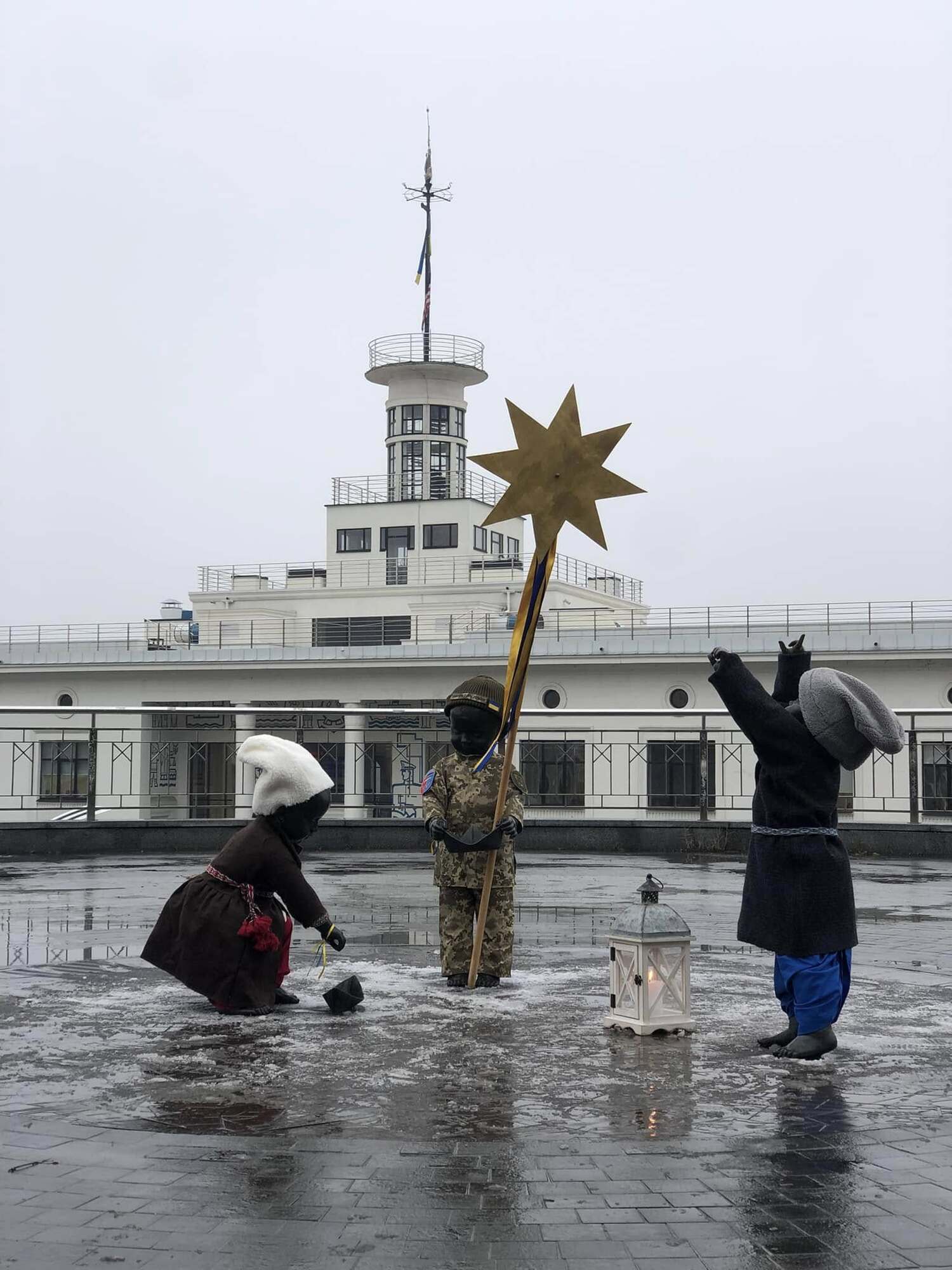 Скульптури малюків – засновників Києва переодягли на честь Різдва та Нового року. Фото та подробиці