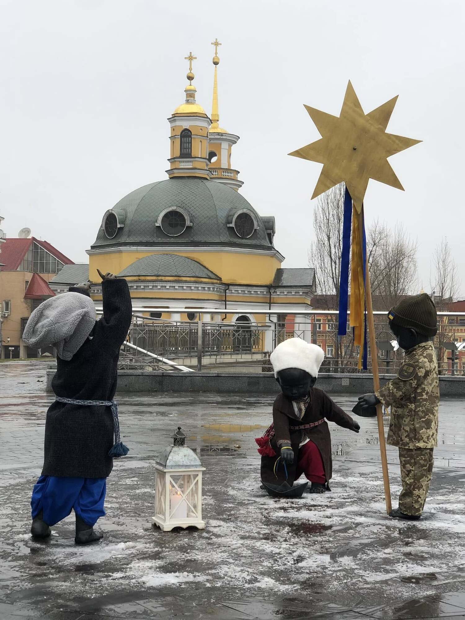 Скульптури малюків – засновників Києва переодягли на честь Різдва та Нового року. Фото та подробиці