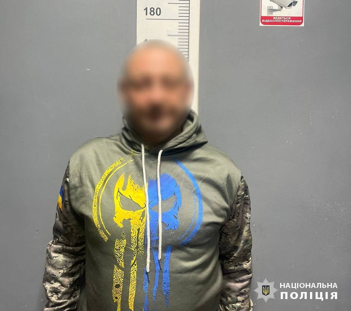 Вирішив відпочити та повеселитися: у Києві затримали чоловіка, який запускав феєрверки з вікна багатоповерхівки. Фото