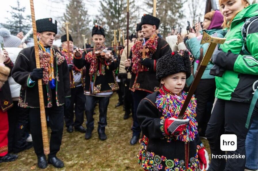 У гуцульському селі Криворівня провели щорічну коляду: наколядовані гроші підуть на ЗСУ. Фото й відео