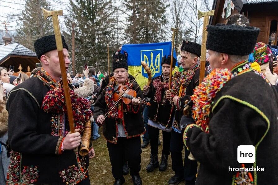 У гуцульському селі Криворівня провели щорічну коляду: наколядовані гроші підуть на ЗСУ. Фото й відео