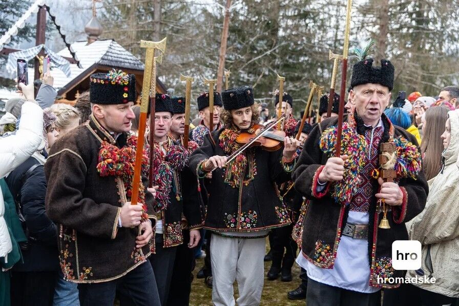 У гуцульському селі Криворівня провели щорічну коляду: наколядовані гроші підуть на ЗСУ. Фото й відео