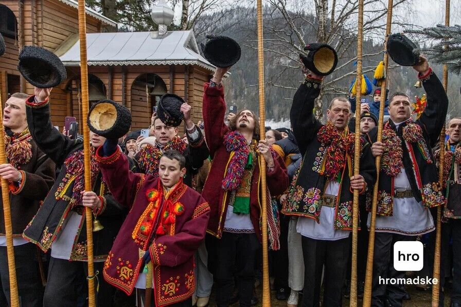 У гуцульському селі Криворівня провели щорічну коляду: наколядовані гроші підуть на ЗСУ. Фото й відео