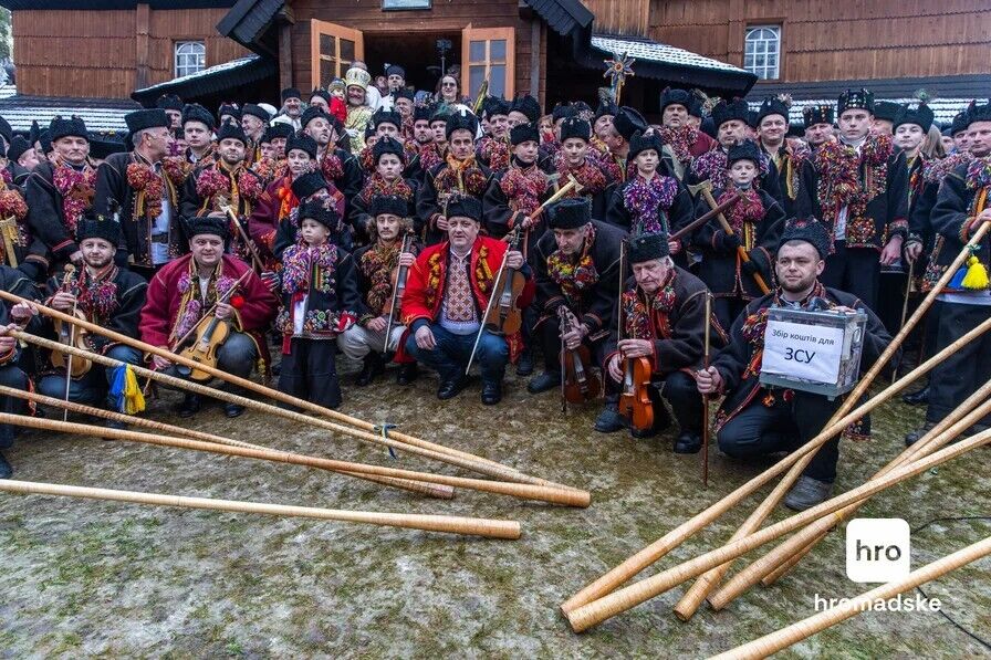 У гуцульському селі Криворівня провели щорічну коляду: наколядовані гроші підуть на ЗСУ. Фото й відео