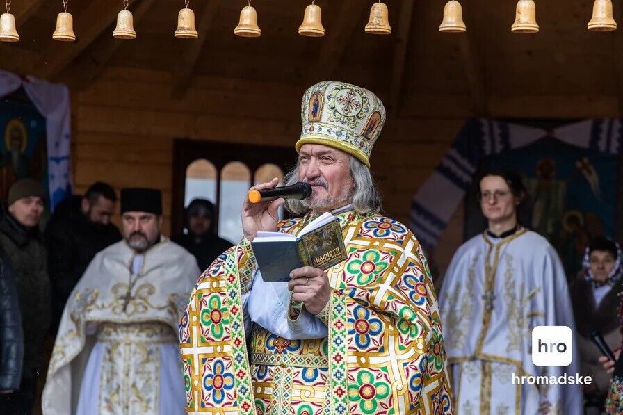 У гуцульському селі Криворівня провели щорічну коляду: наколядовані гроші підуть на ЗСУ. Фото й відео