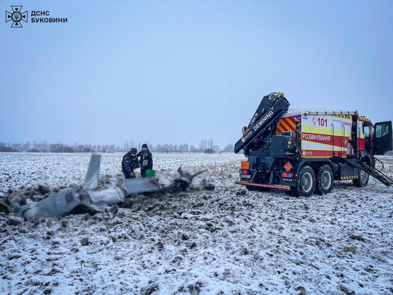 Ракету Х-101, що пролетіла через Румунію та Молдову, знайшли у полі в Чернівецькій області. Фото