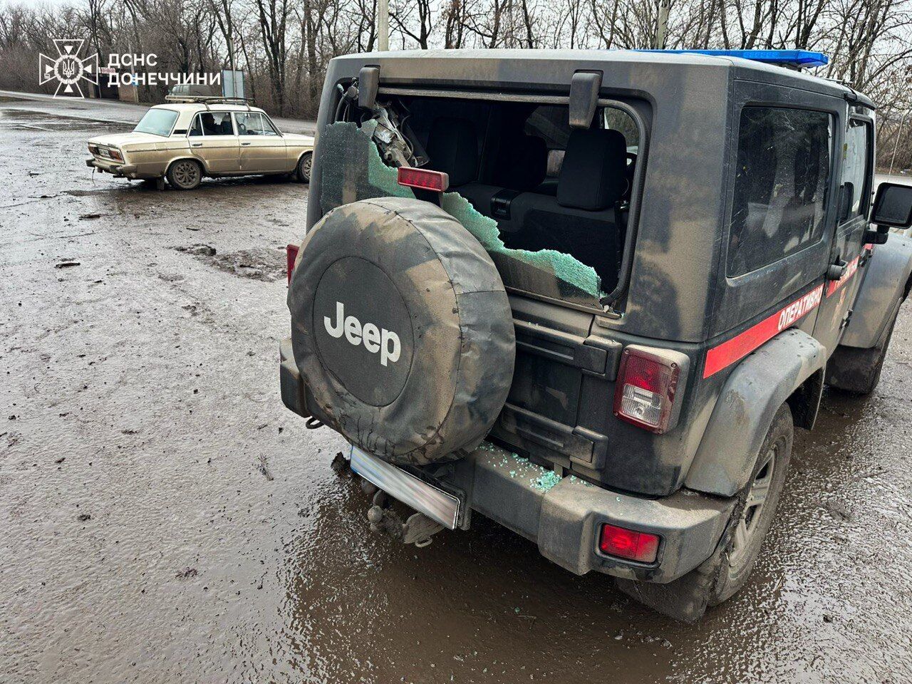 Поблизу Покровська рятувальники ДСНС потрапили під ворожий обстріл: пошкоджено оперативний автомобіль. Фото