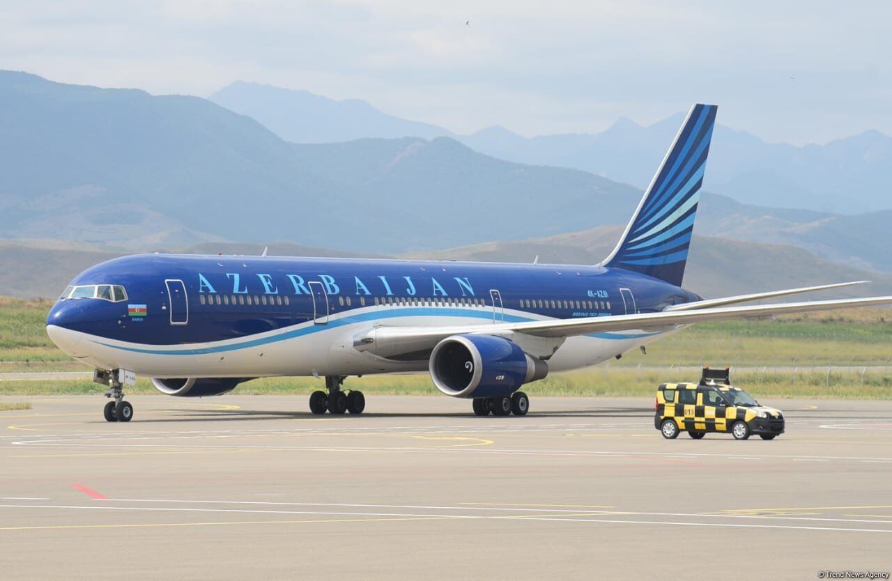 Авіакомпанія Azerbaijan Airlines, літак якої впав у Казахстані, призупинила польоти до двох міст Росії